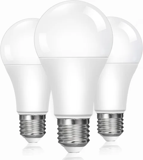 หลอด LED ทรงปิงปองสีขาวขุ่นสามหลอดวางเรียงกัน
