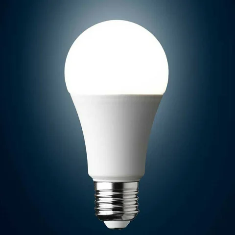 หลอด LED ทรงปิงปองหนึ่งหลอดกำลังติดสว่างบนพื้นสีน้ำเงินเข้ม