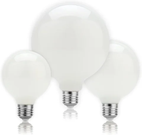 หลอด LED ทรงบอลกลมสีขาวขุ่นสามขนาดวางเรียงกัน